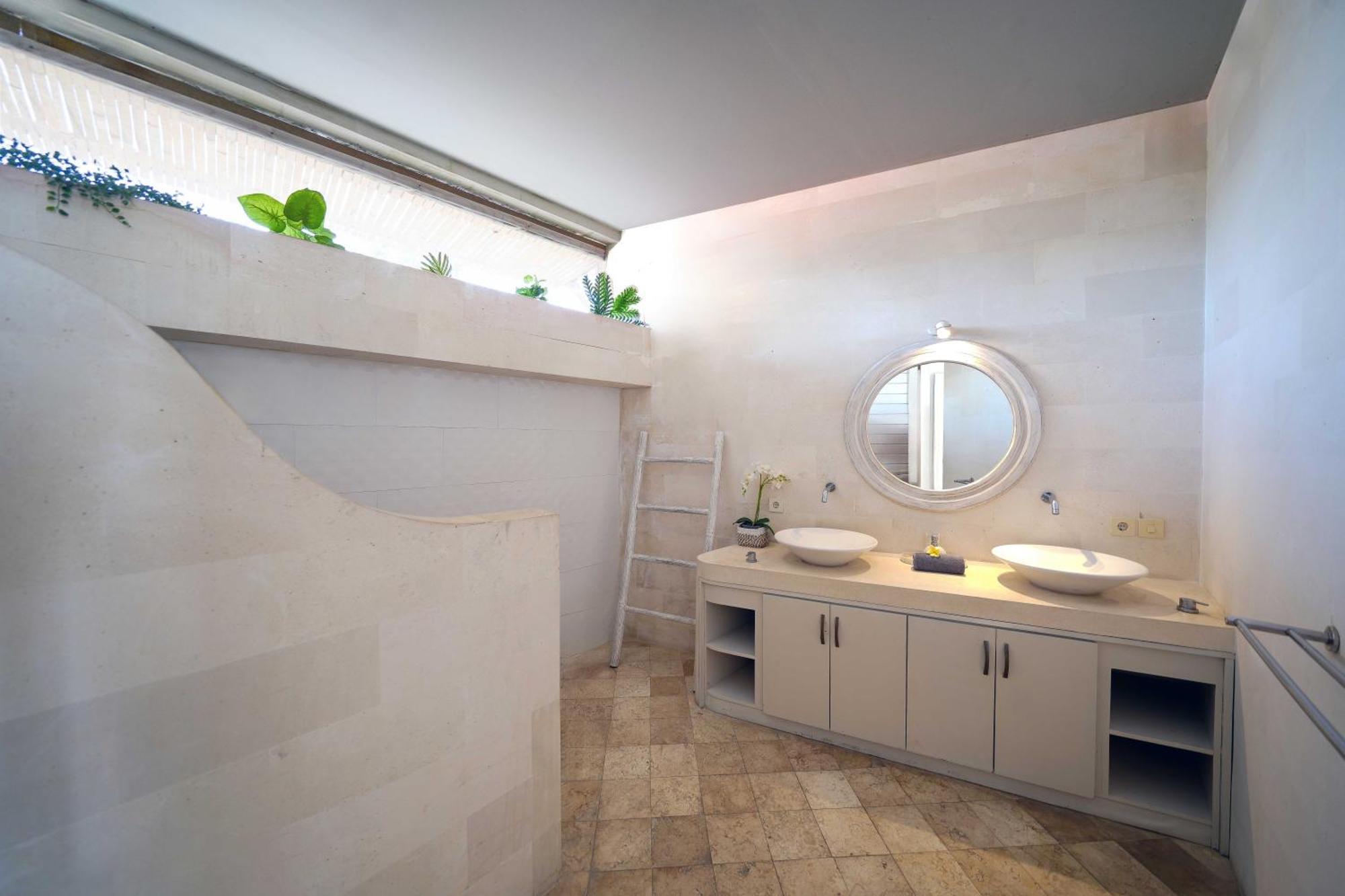 Rae - - Legian Luxury 3 Bedroom 3 Bathroom - Great Location