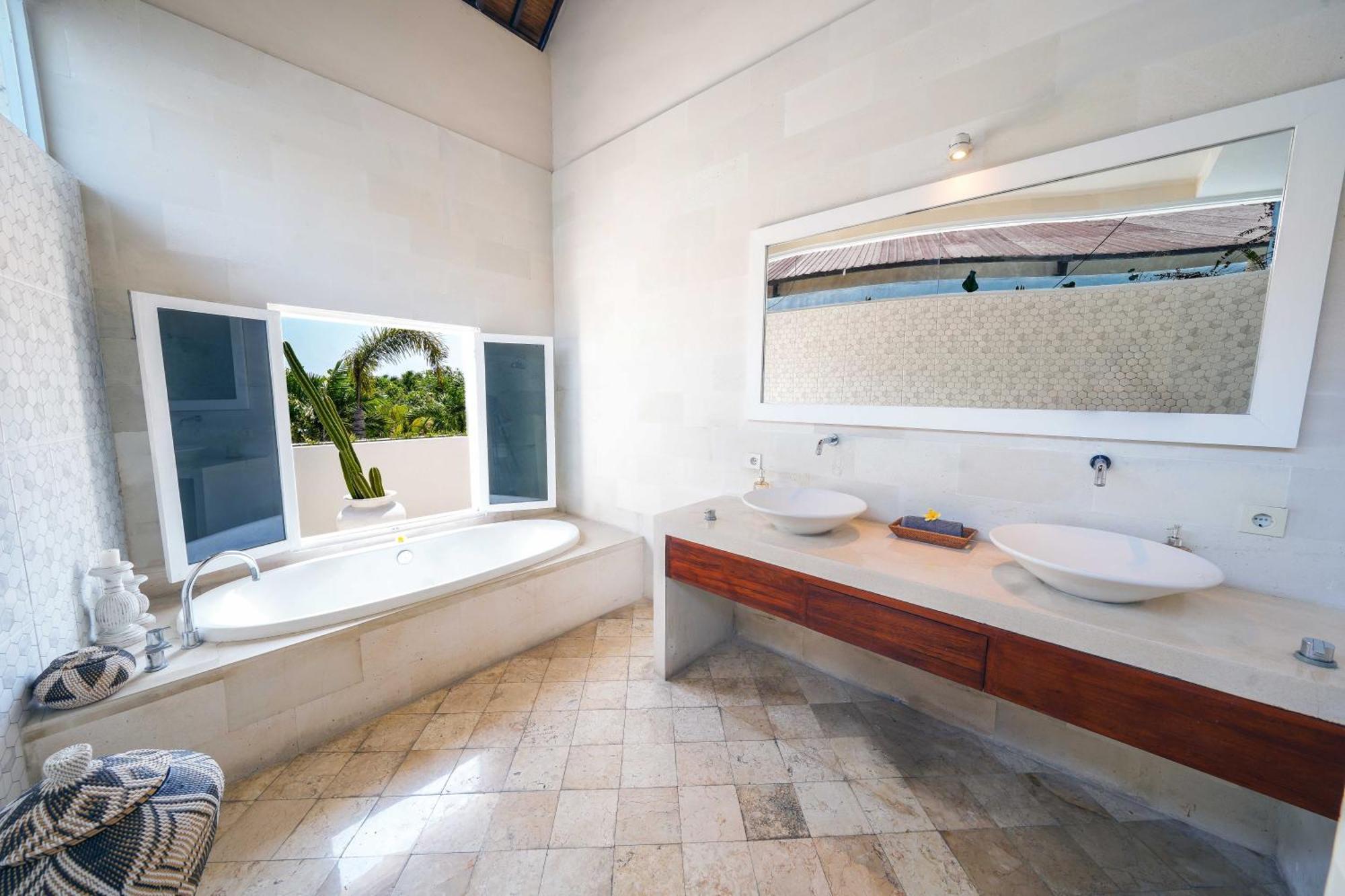 Rae - - Legian Luxury 3 Bedroom 3 Bathroom - Great Location